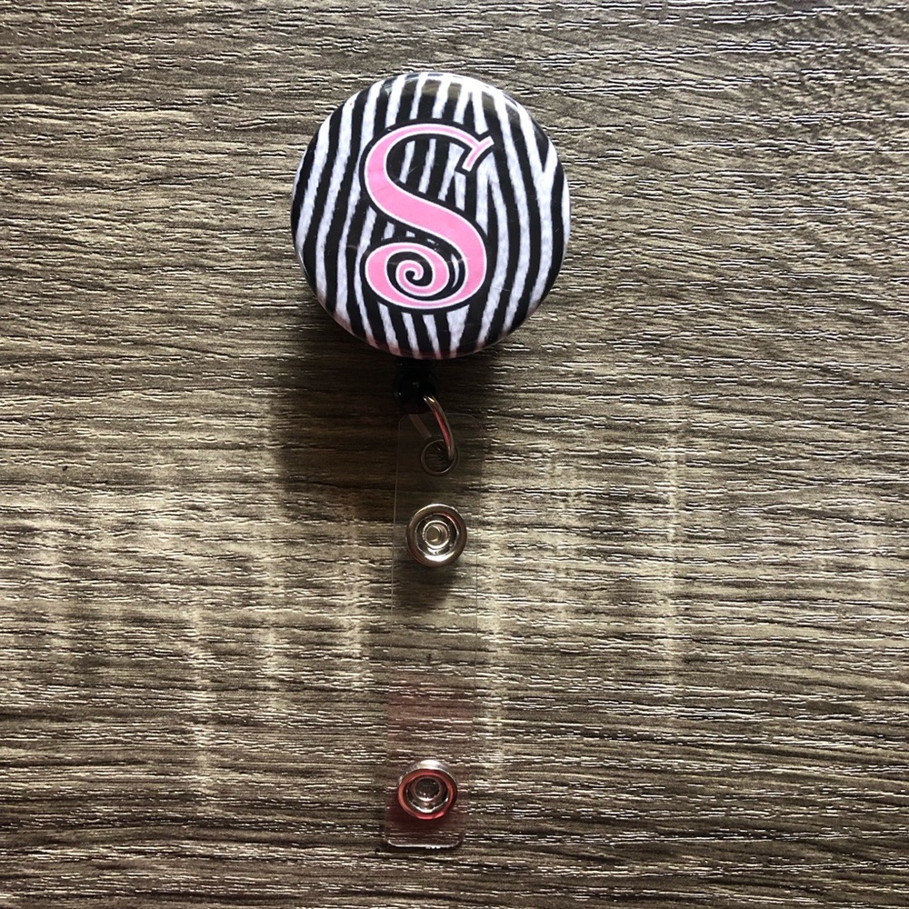 “S” retractable badge holder